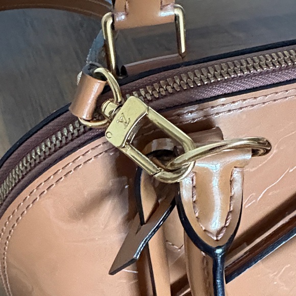 Louis Vuitton Alma Vernis Shoulder Bag in Rose Velours - Picture 4 of 13